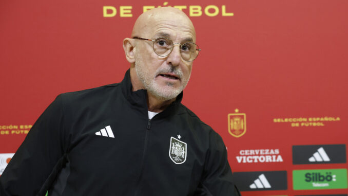 Luis de la Fuente, seleccionador nacional, durante la rueda de prensa ofrecida este viernes en la Ciudad del Fútbol de Las Rozas (Madrid) para anunciar la lista de convocados para los partidos de la Liga de Naciones contra Dinamarca, el 15 de noviembre en Copenhague; y Suiza, tres días más tarde en Santa Cruz de Tenerife. EFE/J.P. Gandul
