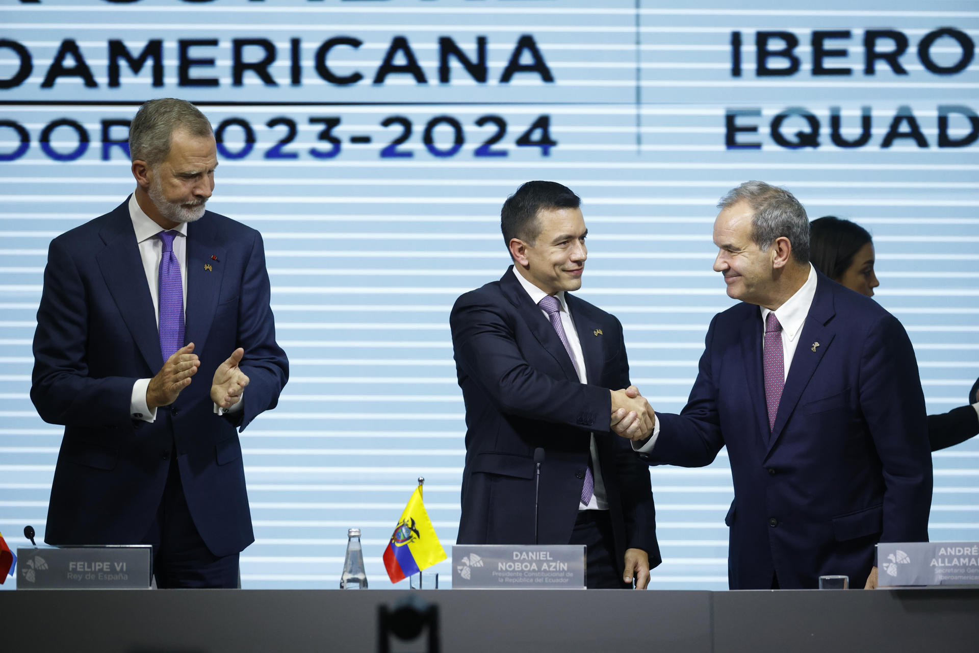 El rey Felipe VI aplaude junto al presidente de Ecuador, Daniel Noboa (c), y el secretario iberoamericano Andrés Allamand (d) al cierre de la sesión plenaria de la XXIX Cumbre Iberoamericana este viernes, en el museo Pumapungo en Cuenca (Ecuador). EFE/ Bienvenido Velasco
