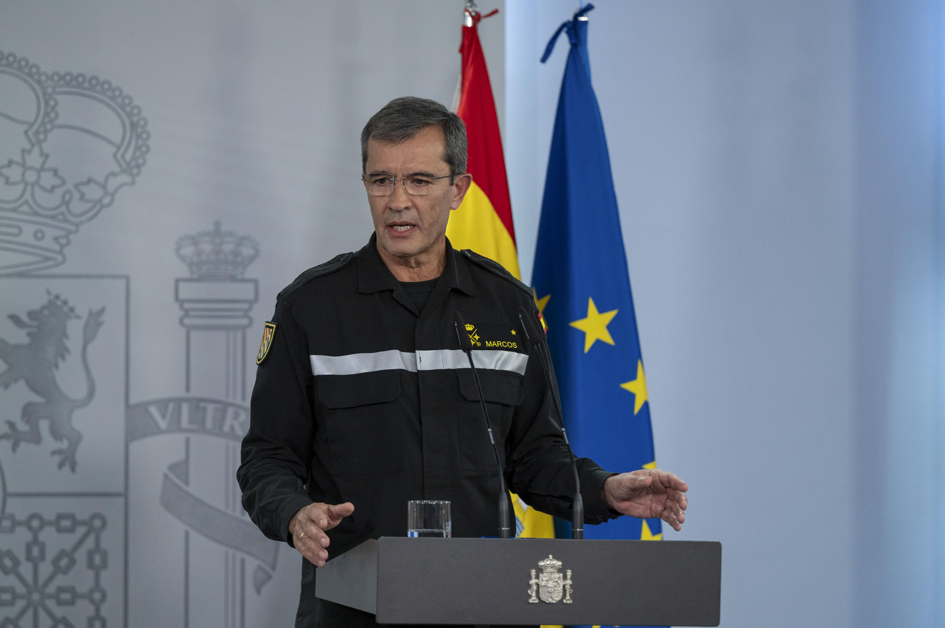 El general jefe de la UME, Javier Marcos, ofrece una rueda de prensa para informar de lo abordado en la séptima reunión del Comité de crisis para el seguimiento de los efectos de la DANA, este lunes en Madrid. EFE/ Fernando Villar
