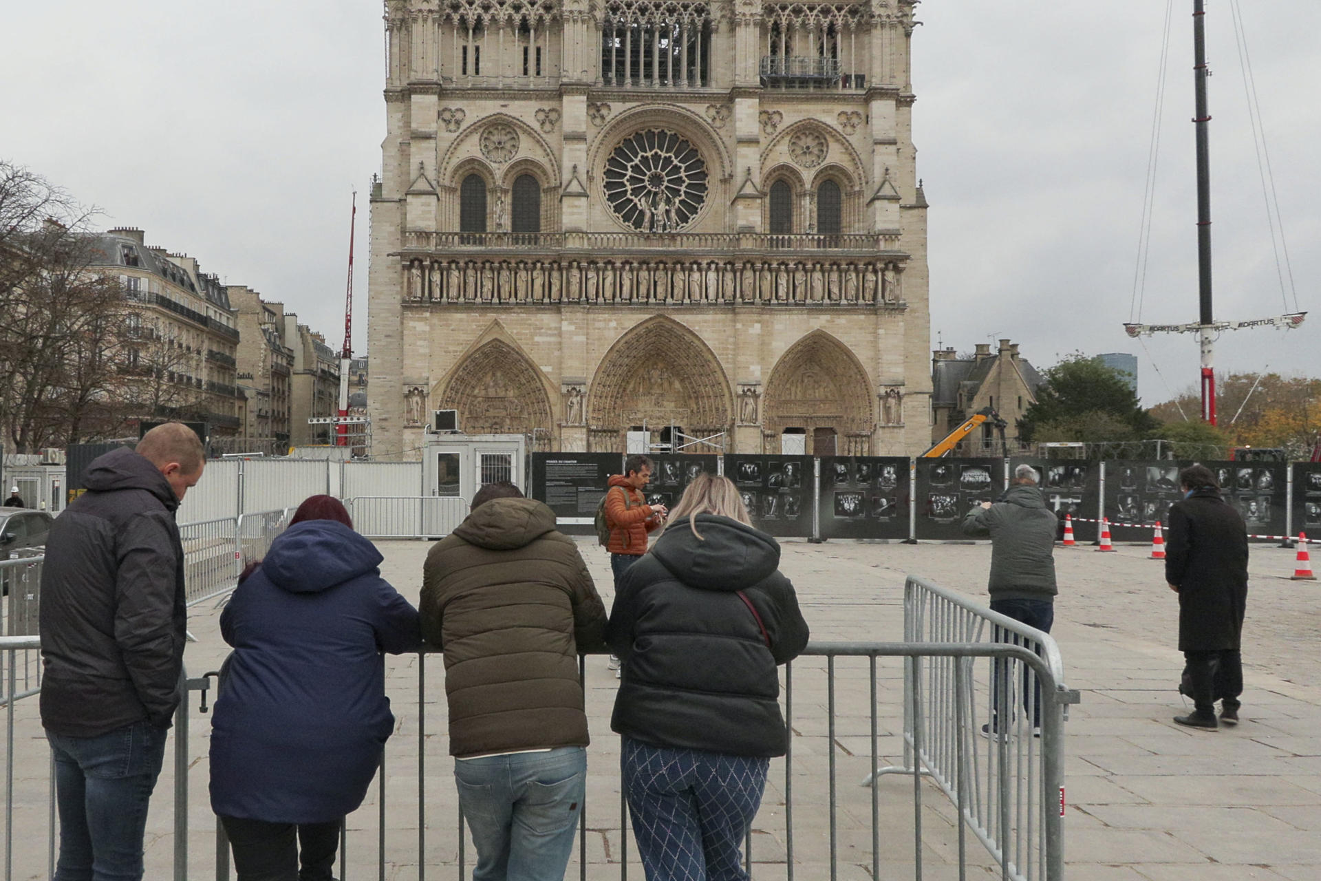 Turistas frente a la catedral de Notre Dame en París este miércoles. Una ceremonia de perfil oficial el 7 de diciembre, a la que acudirá el presidente francés, Emmanuel Macron, e invitados de alto nivel, y una misa el 8 de diciembre reabrirán la catedral de Notre Dame tras algo más de cinco años de restauraciones por el grave incendio de abril de 2019. EFE/ Edgar Sapiña Manchado
