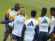 El delantero francés del Real Madrid Kylian Mbappé (2i), junto a Ferland Mendy (i), Militao (c), Eduardo Camavinga (2d) y Vinicius jr. (d), este viernes durante el entrenamiento en la Ciudad Deportiva de Valdebebas.-EFE/ Mariscal