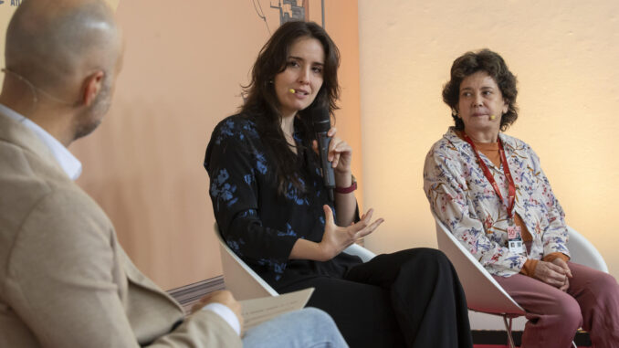 La directora de cine costarricense Antonella Sudasassi (c), junto a la actriz y bailarina española, Sol Carballo, durante la presentación de la película 'Memorias de un cuerpo que arde', en la Sección Oficial a Concurso en la 50 edición del Festival de Cine Iberoamericano de Huelva, este lunes en la Casa Colón de la capital onubense. EFE/ Julián Pérez
