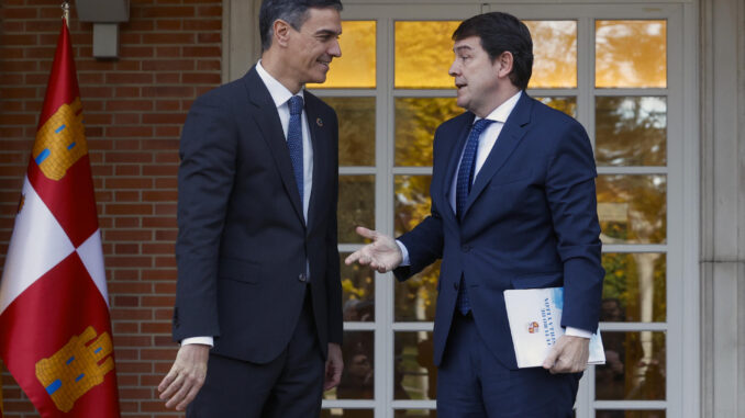 El presidente del Gobierno, Pedro Sánchez, recibe al presidente de la Junta de Castilla y León Alfonso Fernández Mañueco, dentro de la ronda de contactos abierta con los presidentes autonómicos tras pactar con ERC una financiación singular para Cataluña, este viernes en el Palacio de La Moncloa.-EFE/ JJ Guillén
