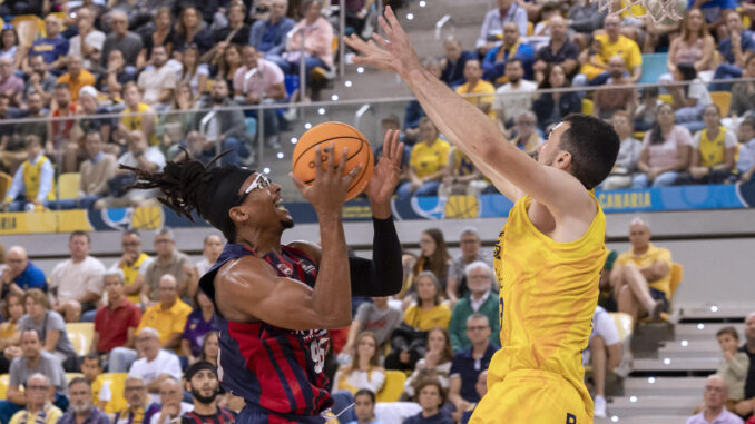 El ala-pivot nigeriano de Baskonia, Chima Moneke (i), con el balón ante el alero francés de Gran Canaria, Pierre Pelos, durante el encuentro correspondiente a la fase regular de la Liga Endesa que disputaron Gran Canaria y Baskonia en el Gran Canaria Arena. EFE/Quique Curbelo.
