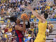 El ala-pivot nigeriano de Baskonia, Chima Moneke (i), con el balón ante el alero francés de Gran Canaria, Pierre Pelos, durante el encuentro correspondiente a la fase regular de la Liga Endesa que disputaron Gran Canaria y Baskonia en el Gran Canaria Arena. EFE/Quique Curbelo.