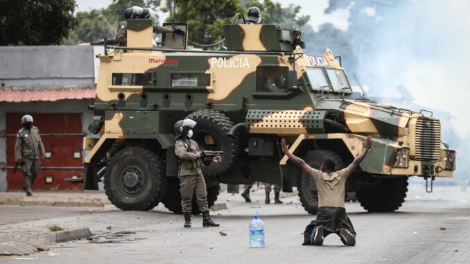 Un manifestante protesta durante una huelga convocada por el Partido Optimista para el Desarrollo de Mozambique (Podemos) en Maputo, Mozambique, 07 de noviembre de 2024. Según el Consejo Constitucional, el Partido Optimista para el Desarrollo de Mozambique (Podemos) ocupó el segundo lugar con el 20 por ciento de los votos en las elecciones generales, que se celebraron el 09 de octubre de 2024. Los resultados de las elecciones, anunciados el 24 de octubre de 2024 por el Consejo Constitucional, no fueron reconocidos por el partido Pedemos. (Protestas) EFE/EPA/LUISA NHANTUMBO
