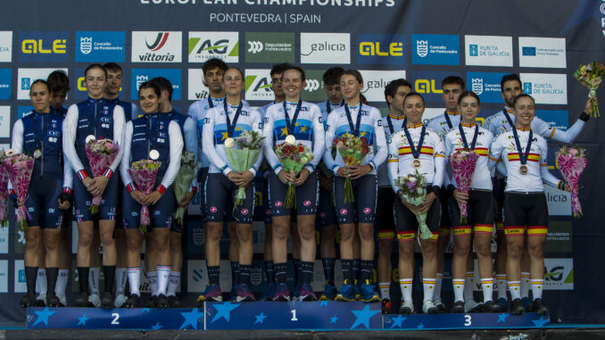 Los equipos de Itallia, oro (C); Francia, plata (I) y España, bronce (d), en el podio tras la prueba de relevos del Campeonato de Europa de Ciclocross UEC, que se celebra en la ciudad de Pontevedra, este sábado. EFE / Salvador Sas
