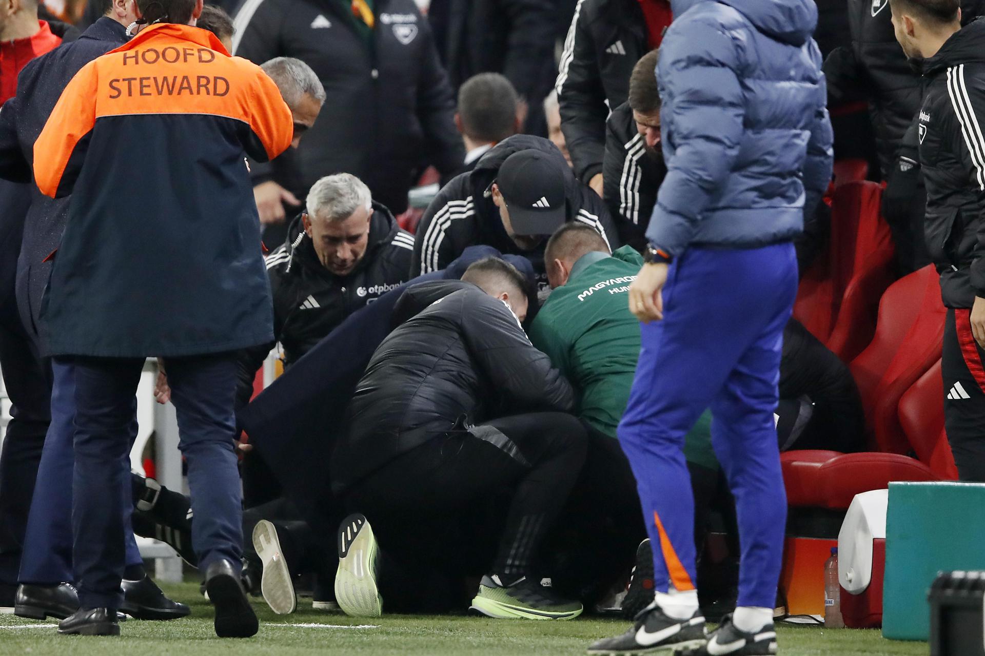 Los médicos aienden a Adam Szalai durante el partido de la UEFA Nations League que han jugado Países Bajos y Hungría en el estadio Johan Cruyff ArenA en Amsterdam, Países Bajos.EFE/EPA/Bart Stoutjesdijk
