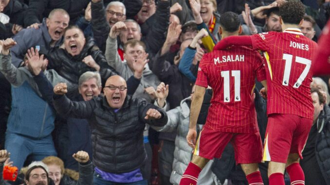 El delantero del Liverpool Mohamed Salah celebra el 2-1 durante el partido de la Premier League que han jugado Liverpool FC y Brighton & Hove Albion, en Liverpool, Reino Unido. EFE/EPA/PETER POWELL
