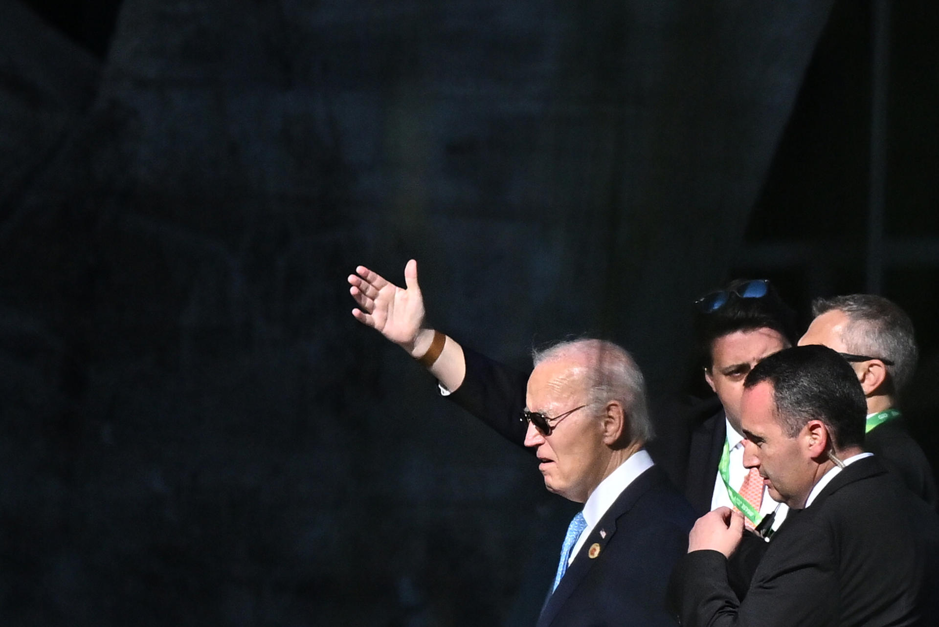 El presidente de Estados Unidos Joe Biden (c), sale después de la apertura de la Cumbre de jefes de Estado del G20 que comenzó este lunes en Río de Janeiro (Brasil). EFE/ Andre Borges
