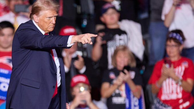 El candidato presidencial republicano, el expresidente Donald Trump, señala a sus seguidores durante un evento de campaña en el Lee's Family Forum en Henderson, Nevada, EE. UU. EFE/ALLISON DINNER
