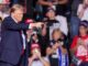 El candidato presidencial republicano, el expresidente Donald Trump, señala a sus seguidores durante un evento de campaña en el Lee's Family Forum en Henderson, Nevada, EE. UU. EFE/ALLISON DINNER