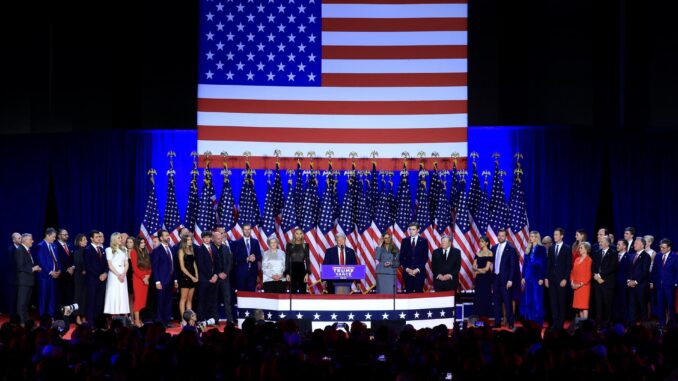 El candidato presidencial estadounidense por el partido republicano Donald Trump, se proclama vencedor de las elecciones ante sus seguidores en el centro de Convenciones de Palm Beach en Florida, Estados Unidos. EFE/ Cristobal Herrera-Ulashkevich
