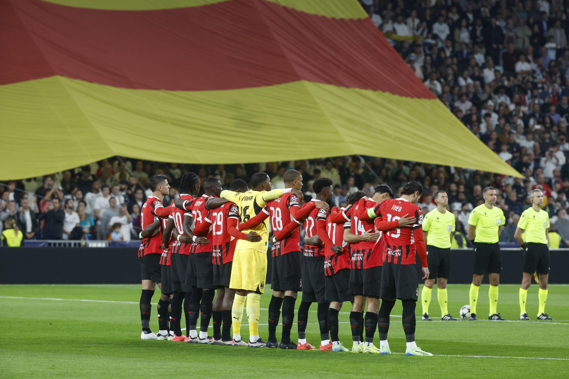 Los jugadores del AC Milan guardan un minuto de silencio por las víctimas de la DANA antes del partido de primera ronda de la Liga de Campeones que Real Madrid y AC Milan disputan este martes en el estadio Santiago Bernabéu, en Madrid. EFE/Juanjo Martín
