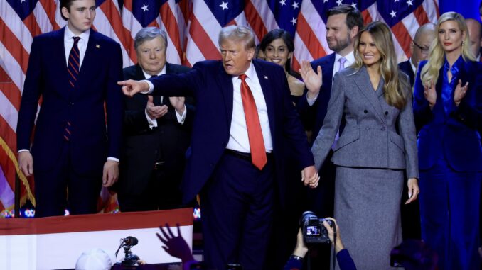 El candidato presidencial estadounidense por el partido republicano Donald Trump (c) junto con su mujer Melania Trump (d) y su hijo Barron Trump (i) se proclama vencedor de las elecciones ante sus seguidores en el centro de Convenciones de Palm Beach en Florida, Estados Unidos. EFE/ Cristobal Herrera-Ulashkevich
