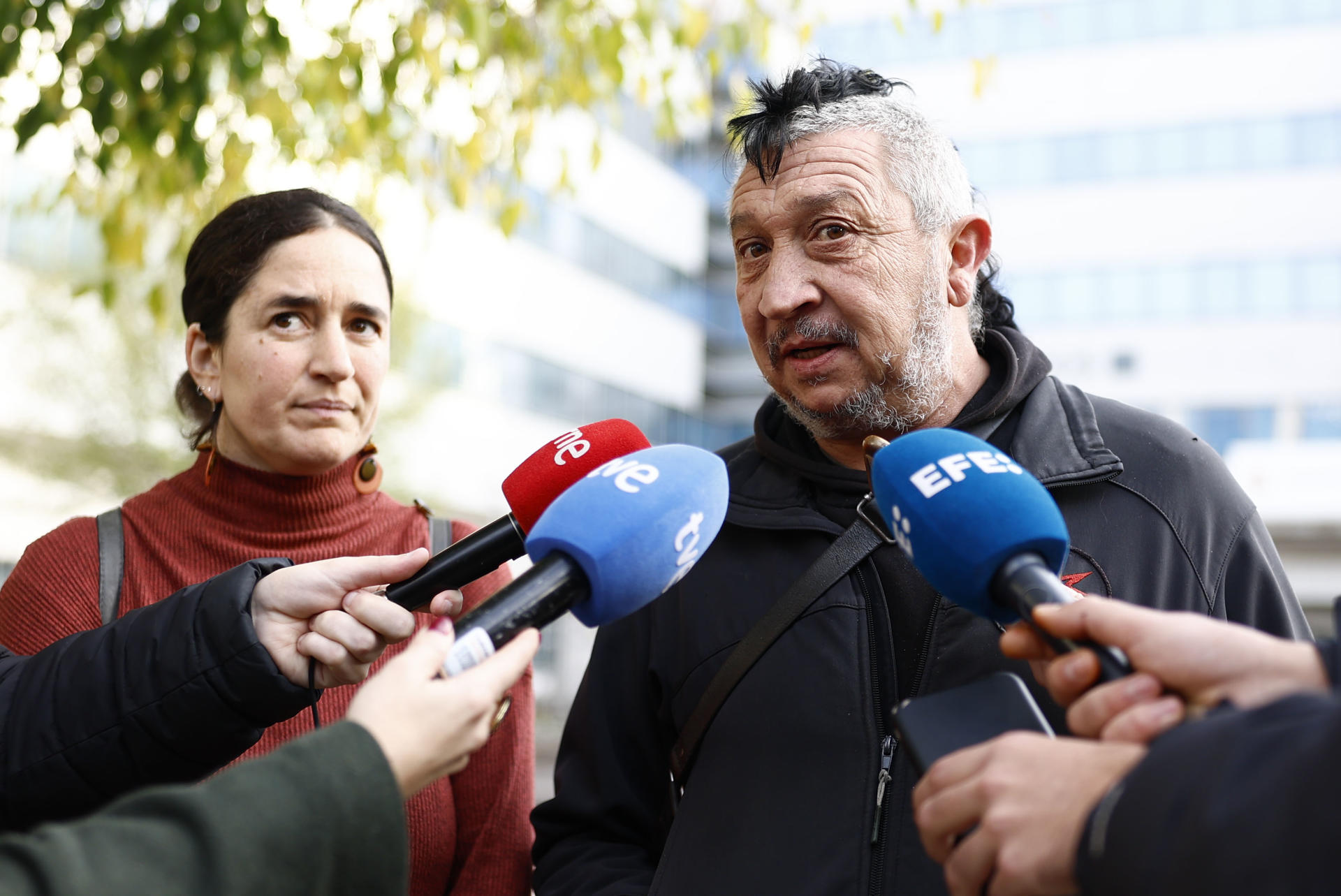 Ángel García, uno de los acusados 21 acusados de causar desórdenes y de enfrentarse a la Policía durante el 'Rodea el Congreso' del 25 de septiembre de 2012, atiende a los medios a su llegada al juicio que tiene lugar este lunes. EFE/Rodrigo Jiménez
