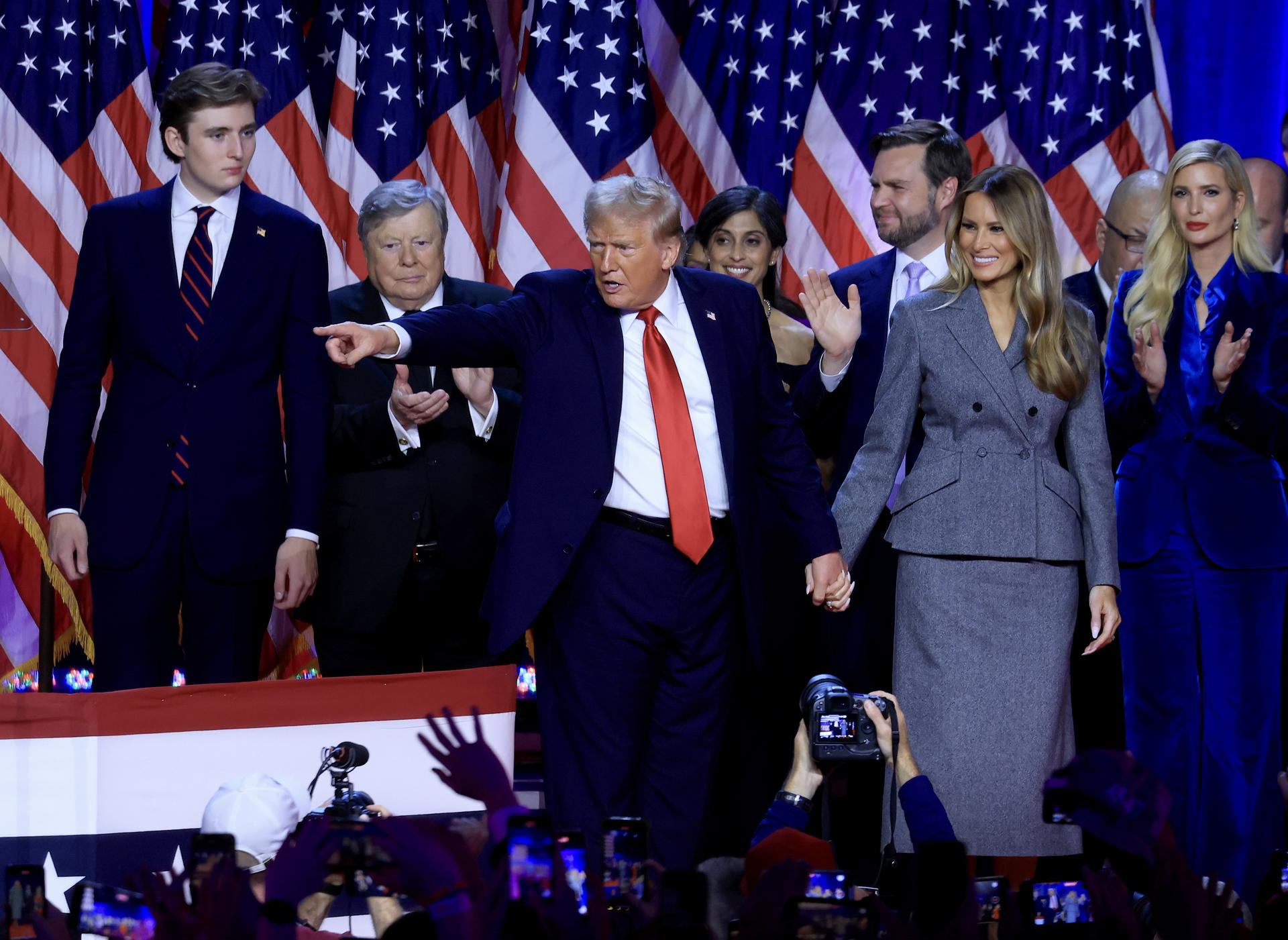 Donald Trump (c), junto a su esposa, Melania Trump (d), y su hijo Barron Trump (i), se proclama vencedor de las elecciones presidenciales de EE.UU. ante sus seguidores en el centro de Convenciones de Palm Beach en Florida. EFE/ Cristobal Herrera-Ulashkevich
