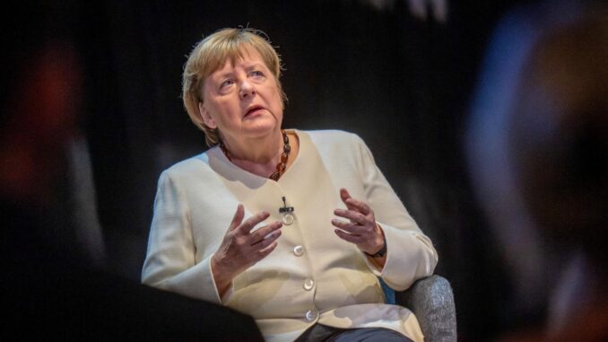 La ex Canciller alemana Angela Merkel habla en el escenario durante la presentación de su libro 'Libertad. Recuerdos 1954 - 2021' en el Deutsches Theater de Berlín, Alemania, el 26 de noviembre de 2024. Las memorias políticas de Merkel se publicaron el 26 de noviembre de 2024. (Alemania) EFE/EPA/MICHAEL KAPPELER / POOL
