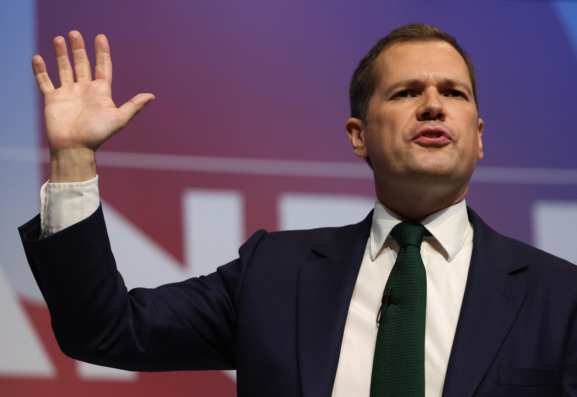 Imagen de archivo de Robert Jenrick, candidato a líderar el Partido Conservador británico.EFE/EPA/NEIL HALL
