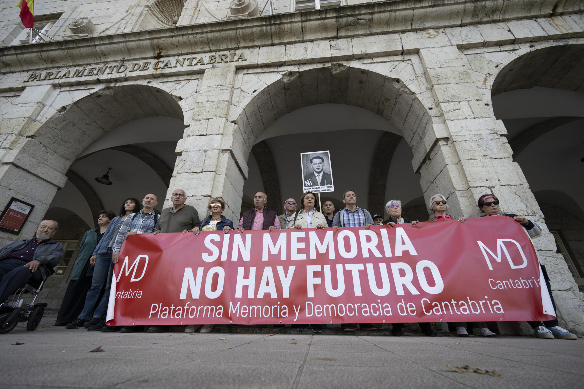 La Plataforma de Memoria Histórica y Democrática se concentra frente al Parlamento de Cantabria, ante el debate, en pleno, de la derogación de la Ley de Memoria Histórica autonómica de 2021. este lunes en Santander. EFE/Pedro Puente Hoyos
