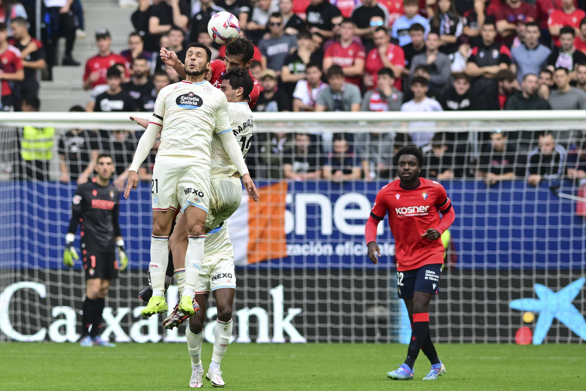 El jugador marroquí del Real Valladolid Selim Amallah (i, delante), salta para alcanzar el balón ante la mirada del camerunés Flavien-Enzo Boyomos (d), del Osasuna, durante el partido de la 12ª jornada de LaLiga en el Estadio de El Sadar, en Pamplona, este sábado. EFE/ Iñaki Porto
