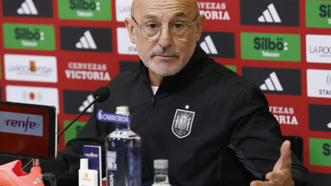 Luis de la Fuente, seleccionador nacional, durante la rueda de prensa ofrecida este viernes en la Ciudad del Fútbol de Las Rozas (Madrid) para anunciar la lista de convocados para los partidos de la Liga de Naciones contra Dinamarca, el 15 de noviembre en Copenhague; y Suiza, tres días más tarde en Santa Cruz de Tenerife. EFE/J.P. Gandul
