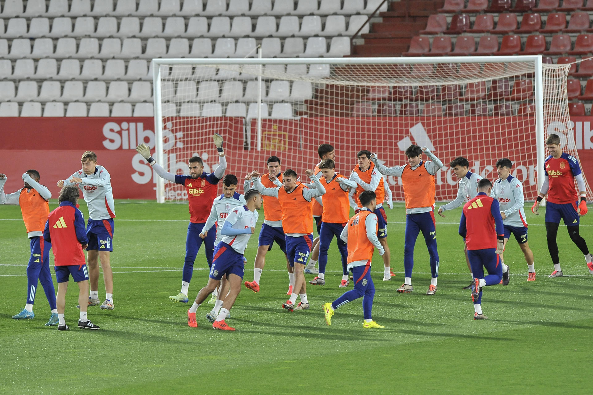 Los jugadores de la selección española sub-21 participan en un entrenamiento este lunes, en el Carlos Belmonte de Albacete (Castilla la mancha). El seleccionador español sub-21, Santi Denia, ha afirmado que "será un orgullo" sentarse este martes en el banquillo del Carlos Belmonte como entrenador principal del combinado nacional, en el partido amistoso ante la selección de Dinamarca.EFE/ Manu
