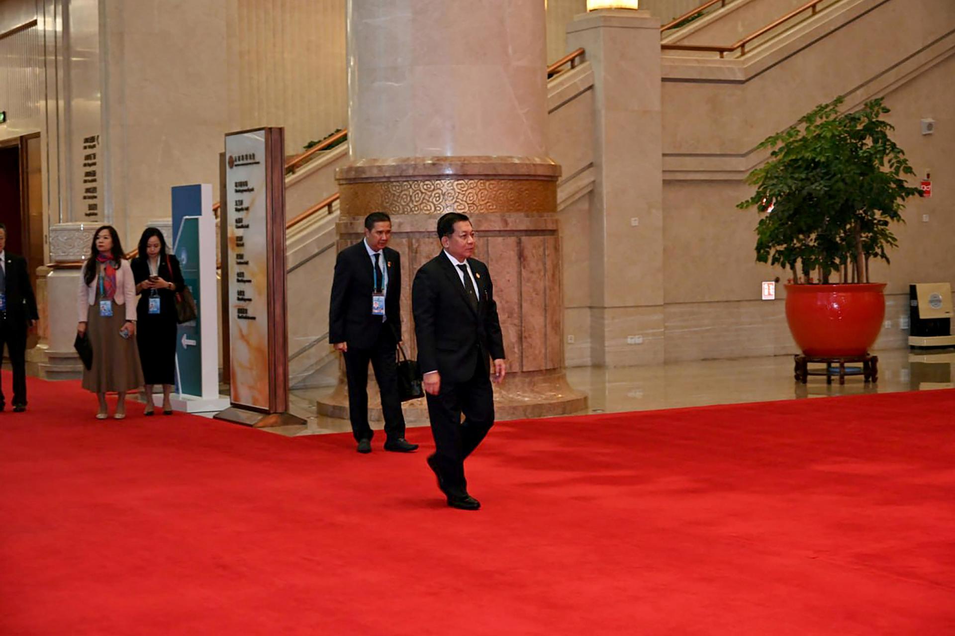 Imagen divulgada por el equipo de información de Birmania muestra al líder de la junta militar Min Aung Hlaing (C) llegando a la cumbre para la cooperación económica entre los países del Mekong (China, Birmania, Laos, Tailandia, Camboya y Vietnam) en la ciudad china de Kunming, el 7 de noviembre de 2024. EFE/EPA/EQUIPO DE INFORMACIÓN DEL EJÉRCITO DE MYANMAR MANUAL USO EDITORIAL SOLAMENTE/NO A LA VENTA
