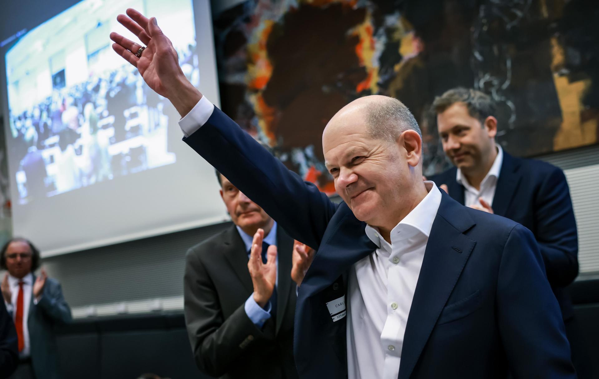 El canciller alemán Olaf Scholz saluda mientras recibe aplausos antes de una reunión de fracción del Partido Socialdemócrata (SPD) en Berlín, Alemania. EFE/EPA/CLEMENS BILAN
