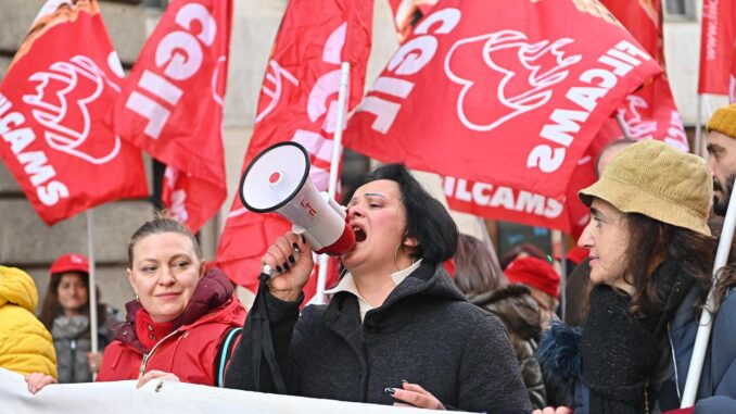 Los sindicatos de trabajadores marchan durante una huelga nacional contra las políticas del gobierno, en Turín, Italia, 29 de noviembre de 2024. La Confederación General Italiana del Trabajo (CGIL) y la Unión Italiana del Trabajo (UIL) convocaron una huelga nacional en contra de la propuesta presupuestaria del gobierno, un aumento en salarios y pensiones, la financiación de la salud, la educación y los servicios públicos, y la inversión en políticas industriales. (Protestas, Italia) EFE/EPA/ALESSANDRO DI MARCO
