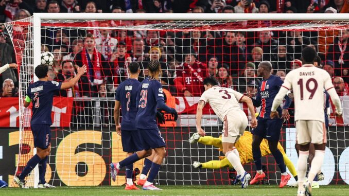 El central coreano del Bayern Múnich Minjae Kim (C) marca de cabeza el 1-0 durante el partido de la quinta jornada de la UEFA Champions League que han disputado Bayern Munich y Paris Saint-Germain (PSG) en Múnich, Alemania. EFE/EPA/ANNA SZILAGYI
