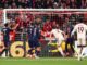 El central coreano del Bayern Múnich Minjae Kim (C) marca de cabeza el 1-0 durante el partido de la quinta jornada de la UEFA Champions League que han disputado Bayern Munich y Paris Saint-Germain (PSG) en Múnich, Alemania. EFE/EPA/ANNA SZILAGYI