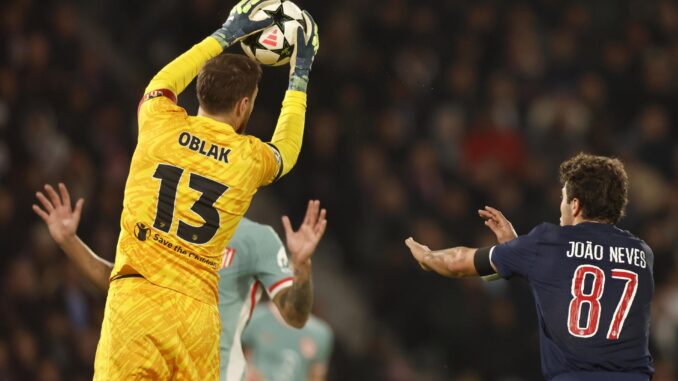 Jan Oblak atrapa un balón durante el partido. EFE/EPA/MOHAMMED BADRA
