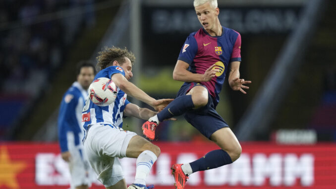 El centrocampista del FC Barcelona Dani Olmo (d) y el centrocampista eslovaco del Espanyol Alex Král, en acción durante el partido de LaLiga que enfrenta al FC Barcelona contra el Espanyol este domingo en el Camp Nou en Barcelona. EFE/ Enric Fontcuberta
