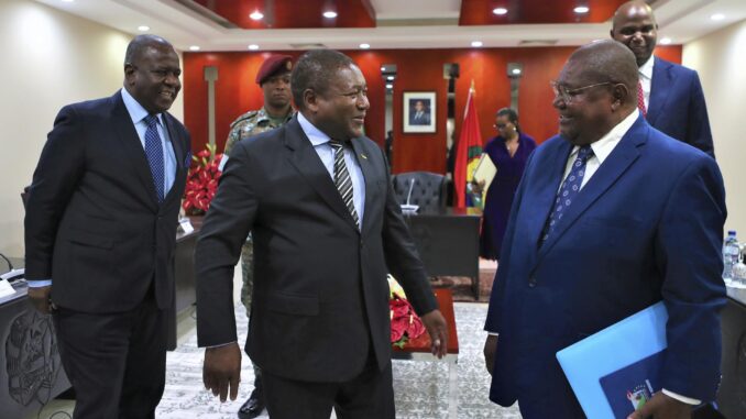 El presidente de Mozambique, Filipe Nyusi (C), y los candidatos Ossufo Momade, Daniel Chapo y Lutero Simango durante una reunión en la Presidencia de la República en Maputo, Mozambique, el 26 de noviembre de 2024. El presidente de Mozambique convocó una reunión con los cuatro candidatos presidenciales para las elecciones generales en Maputo para discutir el periodo post-electoral, pero sin la presencia de Venancio Mondlane.  (Elections) EFE/EPA/LUISA NHANTUMBO
