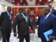 El presidente de Mozambique, Filipe Nyusi (C), y los candidatos Ossufo Momade, Daniel Chapo y Lutero Simango durante una reunión en la Presidencia de la República en Maputo, Mozambique, el 26 de noviembre de 2024. El presidente de Mozambique convocó una reunión con los cuatro candidatos presidenciales para las elecciones generales en Maputo para discutir el periodo post-electoral, pero sin la presencia de Venancio Mondlane.  (Elections) EFE/EPA/LUISA NHANTUMBO