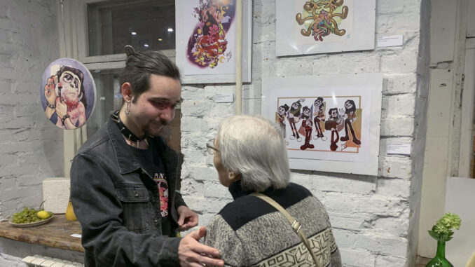 El joven dibujante cubano Ismael Salcines González encara la luz y las tinieblas de sus experiencias personales como creador de arte animado y emigrante en Rusia en una exposición abierta este viernes, al público en el centro de Moscú. "Siempre me han gustado los colores llamativos, las cosas que podrían definirse como bellas, pero también me atrae lo tenebroso, la muerte. Me resulta muy interesante cuando esos dos mundos aparentemente distantes se unen", confiesa a EFE en la inauguración de la exhibición "La sonrisa de la pesadilla". EFE/ Anush Janbabian
