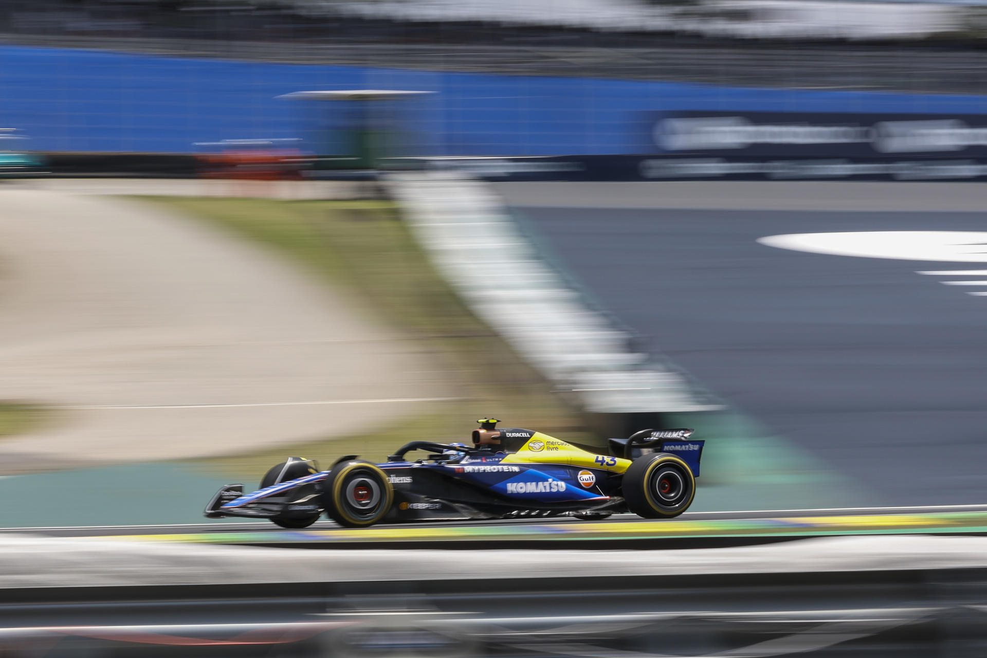 El piloto argentino de la escudería Williams, Franco Colapinto, participa durante la primera sesión de entrenamientos del Gran Premio de Fórmula Uno de Brasil en el circuito de Interlagos este viernes, en Sao Paulo (Brasil). EFE/ Sebastiao Moreira
