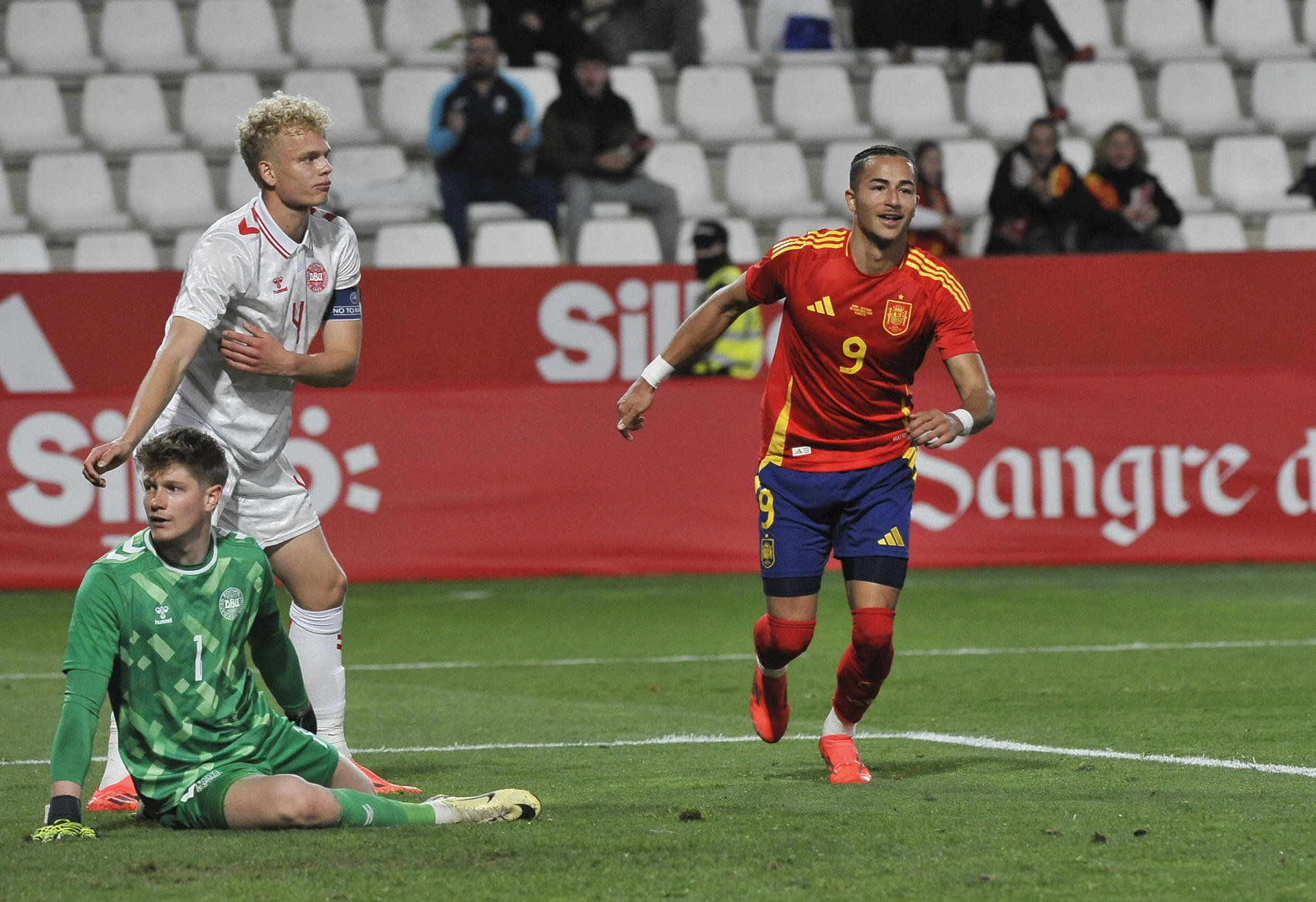 El jugador de España Mateo Joseph (d) celebra un gol durante el partido de fútbol amistoso de categoría sub 21 entre España y Dinamarca, este martes en el estadio Carlos Belmonte de Albacete. EFE/ Manu
