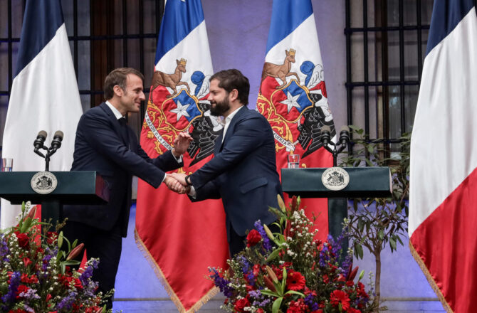 El presidente de Chile, Gabriel Boric (d), saluda a su homólogo de Francia, Emmanuel Macron, en un acto este miércoles, en el Palacio de la Moneda en Santiago (Chile). EFE/ Ailen Díaz