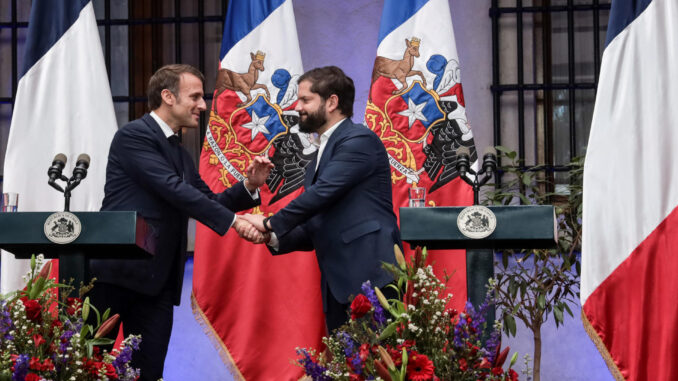 El presidente de Chile, Gabriel Boric (d), saluda a su homólogo de Francia, Emmanuel Macron, en un acto este miércoles, en el Palacio de la Moneda en Santiago (Chile). EFE/ Ailen Díaz
