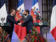 El presidente de Chile, Gabriel Boric (d), saluda a su homólogo de Francia, Emmanuel Macron, en un acto este miércoles, en el Palacio de la Moneda en Santiago (Chile). EFE/ Ailen Díaz