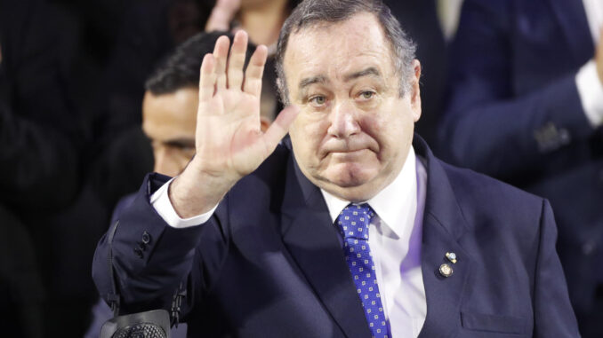 Fotografía de archivo de 12 de enero de 2024 del presidente saliente de Guatemala, Alejandro Giammattei durante su informe final de Gobierno, en el Palacio Nacional de la Cultura en Ciudad de Guatemala (Guatemala). EFE/ Bienvenido Velasco ARCHIVO
