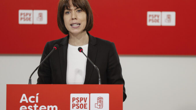 La secretaria general del PSPV-PSOE, Diana Morant, durante una comparecencia institucional en la sede del partido en València, este viernes, tras finalizar la comparecencia de Carlos Mazón sobre la gestión de la dana en el pleno de Les Corts Valencianes para rendir cuentas de lo que hizo el 29 de octubre y la remodelación de la estructura de su gobierno para adaptarla a la reconstrucción. EFE/Manuel Bruque
