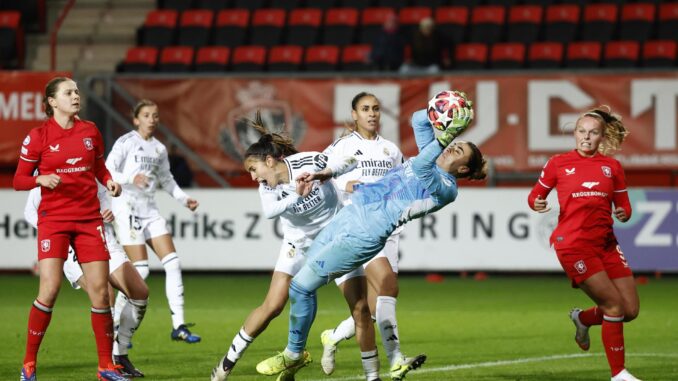 El Real Madrid dejó zanjado este miércoles su pase a cuartos de final de la Liga de Campeones al volver a derrotar al Twente, por 2-3, en un partido en el que, de la mano de la colombiana Linda Caicedo, remontó el primer gol de las neerlandesas y consiguió una trabajada victoria que le devuelve la moral después de la derrota liguera ante el Barcelona. EFE/EPA/Vincent Jannink
