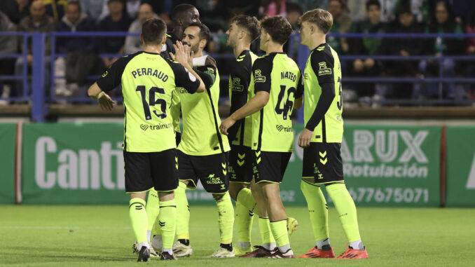 Los jugadores del Betis celebran uno de los goles en el encuentro de primera ronda de Copa del Rey contra el CD Gévora. EFE/ Jero Morales
