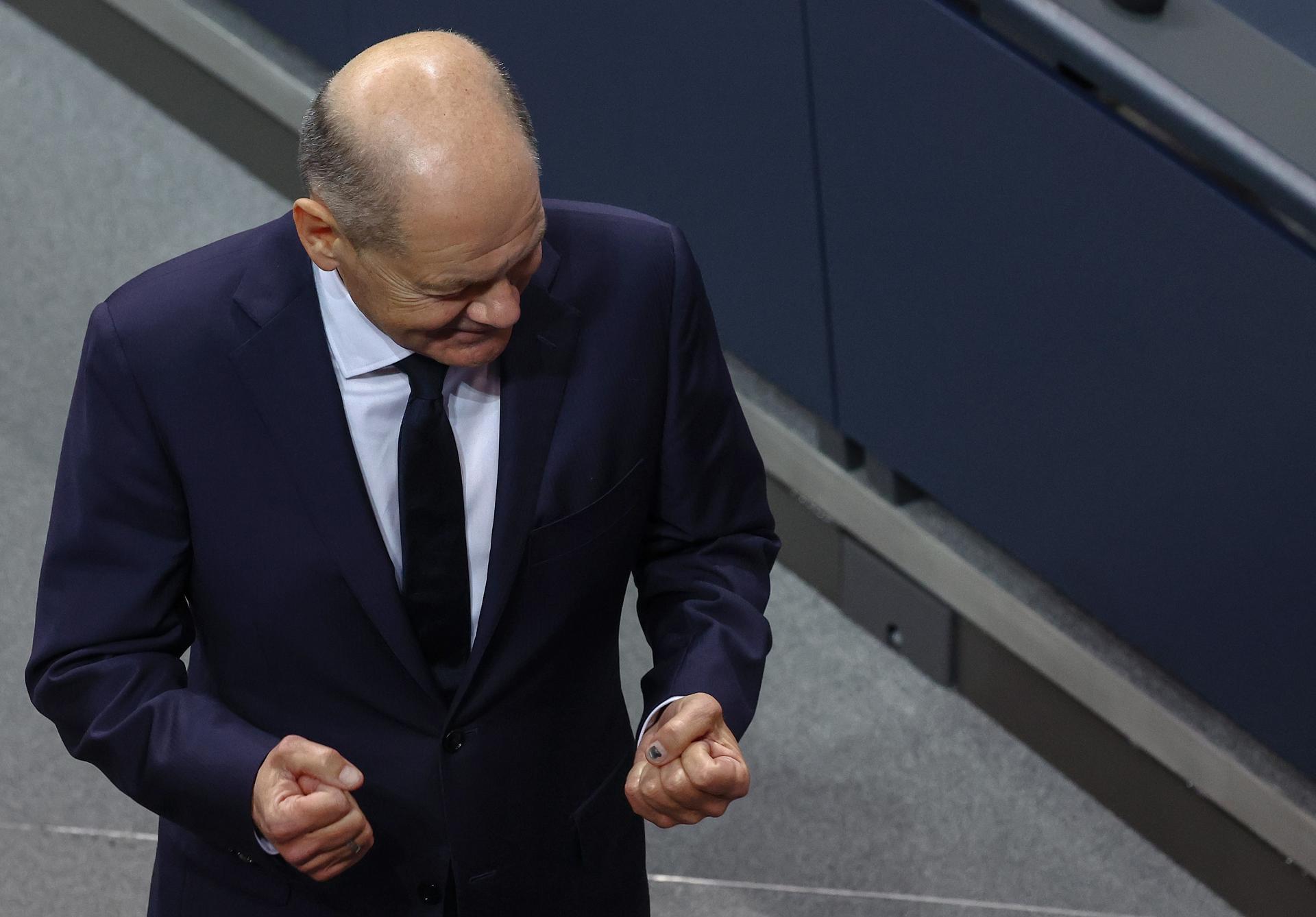 El Canciller alemán Olaf Scholz reacciona tras la ceremonia de toma de posesión del nuevo Ministro de Finanzas alemán, Kukies, después de que Scholz despidiera a su predecesor Christian Lindner, en el edificio del Reichstag en Berlín, Alemania, 07 de noviembre de 2024. De acuerdo con el Artículo 64, párr. 1, la oración 1 de la Ley Fundamental, el presidente federal Steinmeier, a propuesta del canciller alemán Scholz, entregó cartas de despido a tres ministros. (Germany) EFE/EPA/FILIP SINGER
