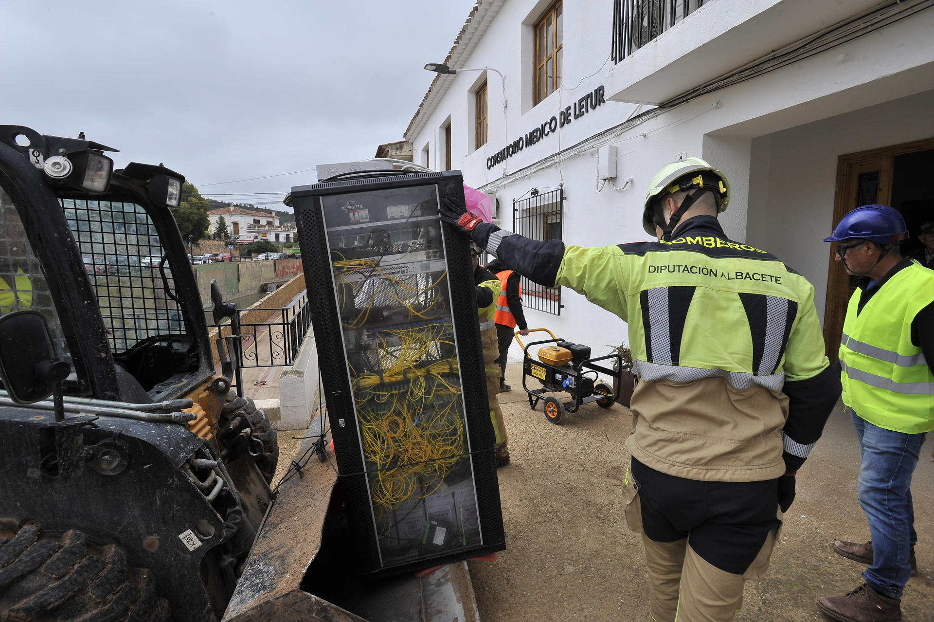 Un bombero junto a los cables de fibra que van a ser instalados en el Centro Médico de Letur, este lunes. Continúa la búsqueda de cuatro personas desaparecidas en Letur (Albacete) tras la riada del martes 29 de octubre, mientras que el Gobierno de Castilla-La Mancha constituye la comisión de coordinación para la reconstrucción de este municipio albacetense, gravemente afectado por la DANA.EFE/ Manu
