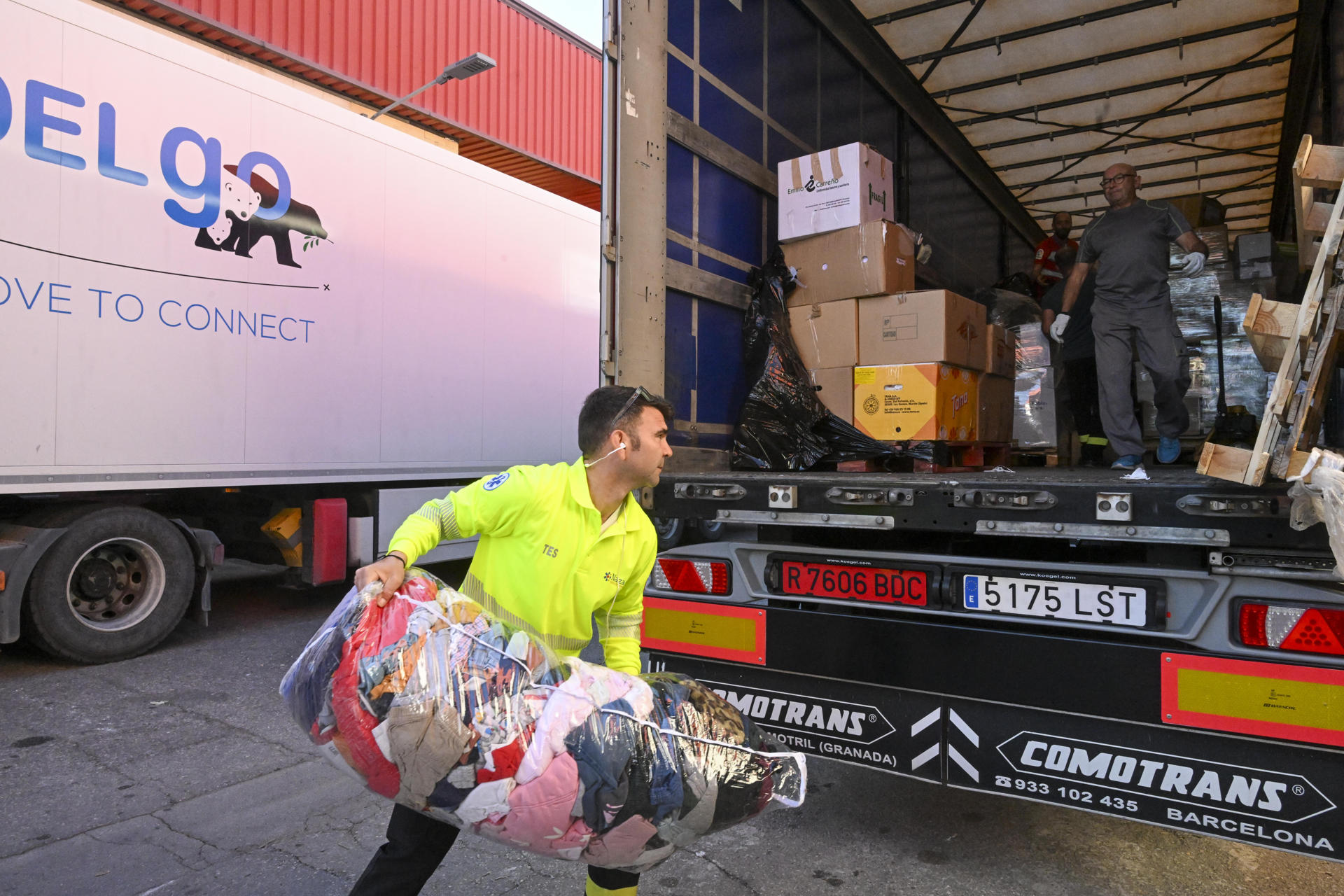 Un voluntario ayuda a llenar uno de los 19 camiones tráiler con  más de 300 toneladas de mercancía de primera necesidad recopiladas en distintos puntos de Andalucía momentos antes de partir este lunes desde Granada en una iniciativa humanitaria promovida por la Plataforma de Técnicos en Emergencias Sanitarias (Platesa), con representación en las ocho provincias andaluzas.EFE/Miguel Ángel Molina
