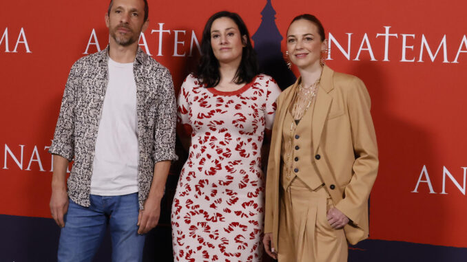 Pablo Derqui y Leonor Watling (d), actores protagonista de 'Anatema', de la directora Jimina Sabadú (c), durante la presentación del film este viernes en Madrid. EFE/ Blanca Millez
